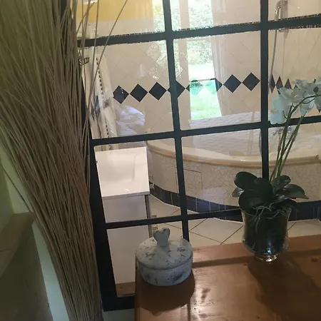 Отель Logis La Grange Du Relais Коломбе-ле-дёз-Эглиз